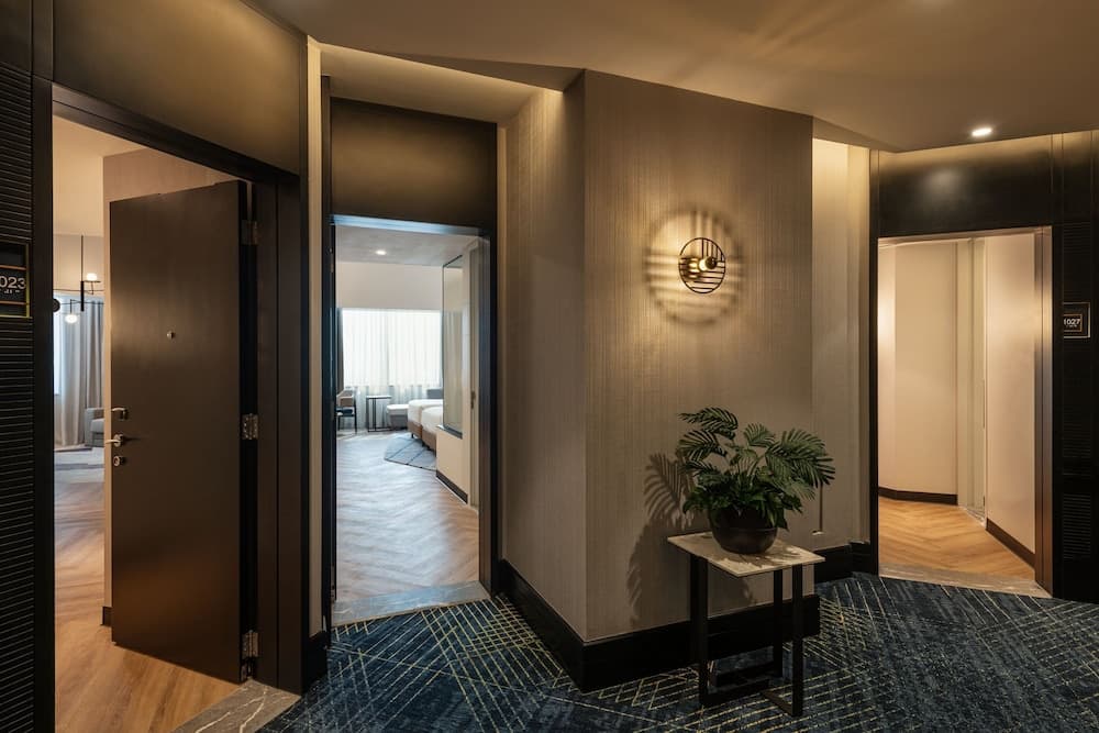 Sheraton Mall of the Emirates Hotel, Dubai - Image 4